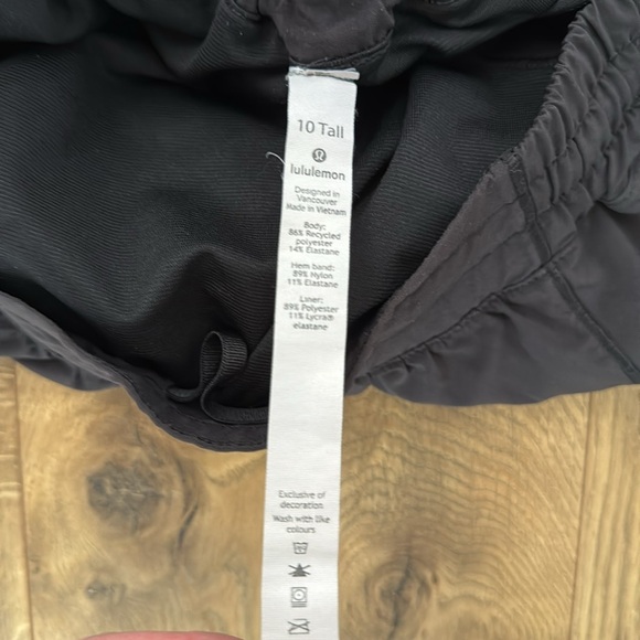 Lulu Lemon Women's Black Athletic Shorts - Picture 3 of 3